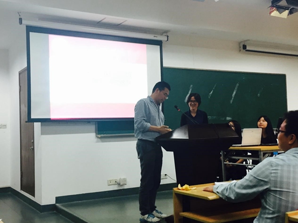 两位教授为所有立项人颁发结题证书、为获得&ldquo;优秀&rdquo;的同学颁发奖品